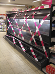 907782 Afbeelding van een lege vakken in de vestiging van de supermarktketen Super de Boer (Merelstraat 46) te Utrecht, ...
